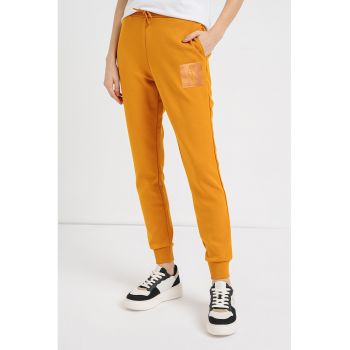 Pantaloni de trening conici cu imprimeu monograma