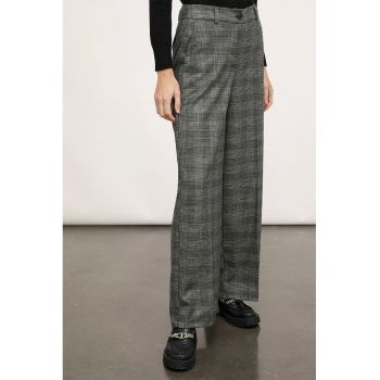 Pantaloni cu croiala ampla si model