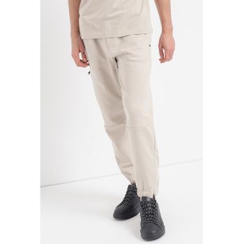 Pantaloni jogger cu o curea cu catarama Hariq