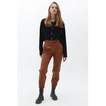 Pantaloni de piele ecologica cu snur elastic in talie