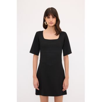 Rochie mini cu croiala in A si decolteu patrat