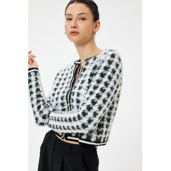 Cardigan cu model houndstooth si nasturi tip bijuterie