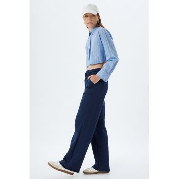 Pantaloni de trening ampli