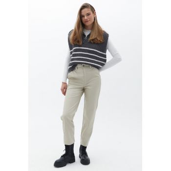 Pantaloni crop de piele ecologica