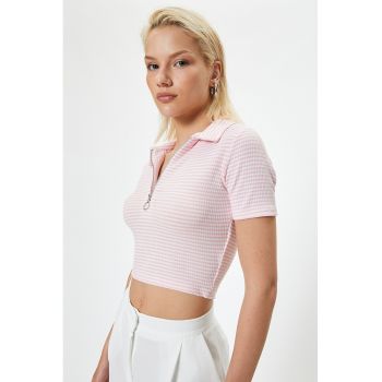 Tricou crop cu fermoar scurt si model gingham