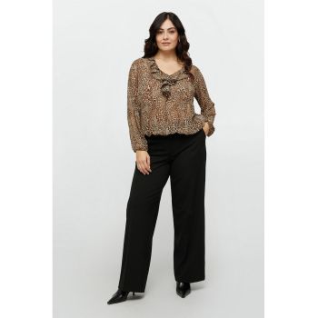 Bluza cu model animal print si decolteu cu volane