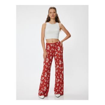 Pantaloni cu croiala ampla si model floral