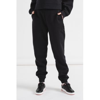 Pantaloni de trening conici cu monograma brodata