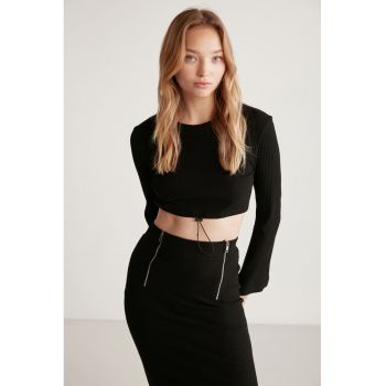 Bluza crop din amestec de bumbac cu decolteu la baza gatului