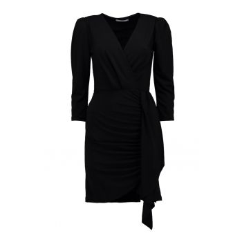 Rochie cu croiala bodycon si detaliu drapat