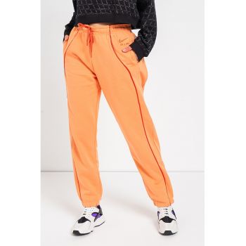 Pantaloni sport cu detaliu logo brodat