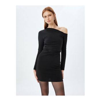 Rochie mini cu decolteu pe un umar