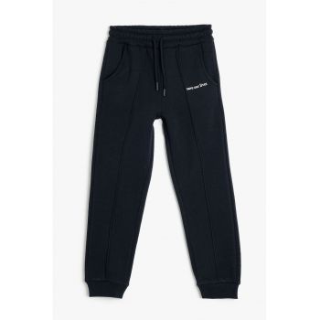 Pantaloni de trening cu snur de ajustare si buzunare laterale