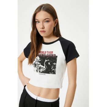 Tricou crop cu decolteu la baza gatului si imprimeu grafic