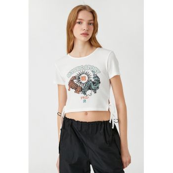 Tricou crop cu imprimeu grafic