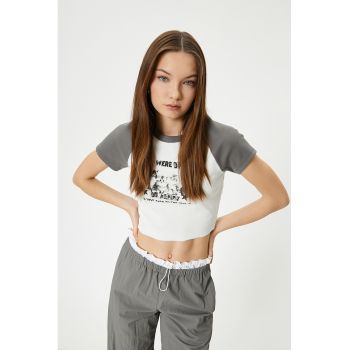 Tricou crop cu imprimeu si decolteu la baza gatului