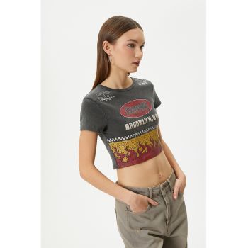 Tricou crop de bumbac cu model si decolteu la baza gatului