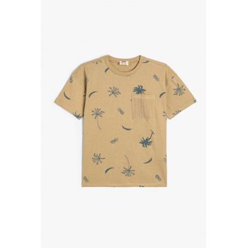 Tricou din imprimeu tropical cu buzunar aplicat pe piept