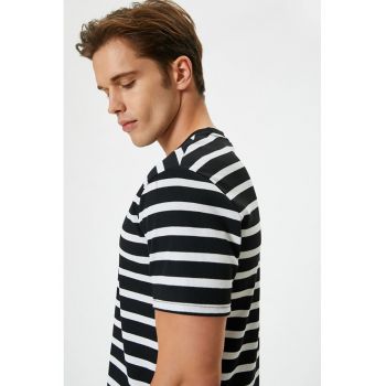 Tricou slim fit cu model in dungi