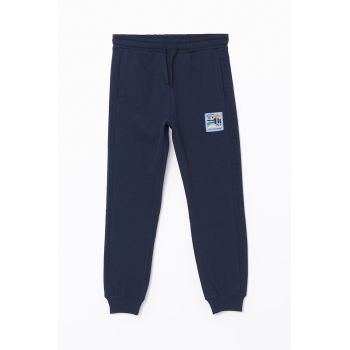 Pantaloni de trening cu snur si buzunare laterale