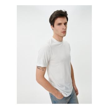 Tricou slim fit cu decolteu la baza gatului