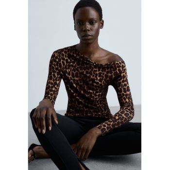 Bluza cambrata cu decolteu pe un umar si model leopard