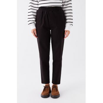 Pantaloni crop cu croiala conica si talie elastica