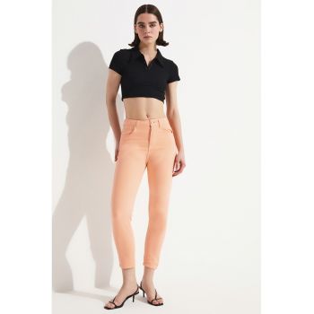 Blugi crop cu croiala mom-fit