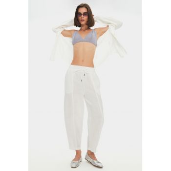 Pantaloni conici cu model uni