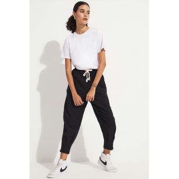 Pantaloni crop cu snur in talie