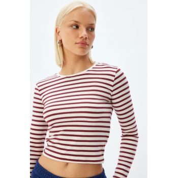 Bluza crop cu decolteu la baza gatului