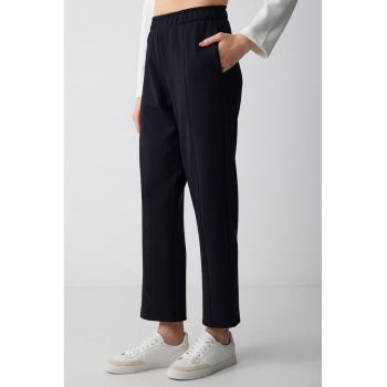 Pantaloni conici cu talie elastica