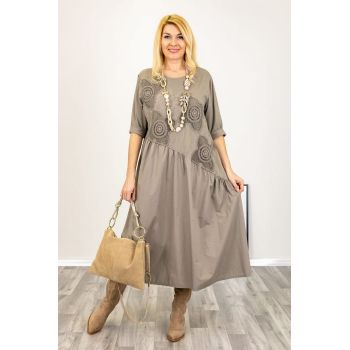 Rochie bej inchis oversize, cu taietura oblica si broderie, din poplin si jerseu