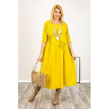 Rochie galbena oversize, cu taietura oblica si broderie, din poplin si jerseu