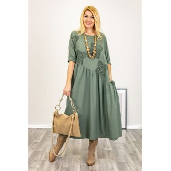 Rochie kaki oversize, cu taietura oblica si broderie, din poplin si jerseu