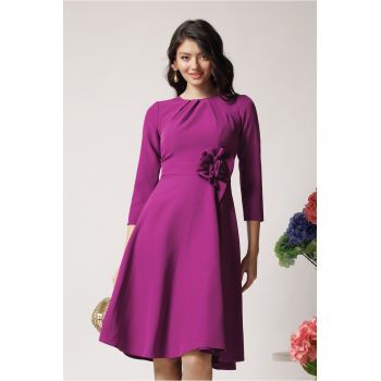 Rochie Moze office din stofa magenta cu floare maxi in talie