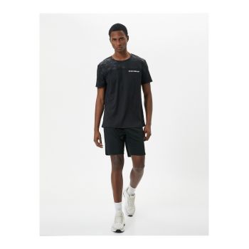 Tricou lejer cu text discret