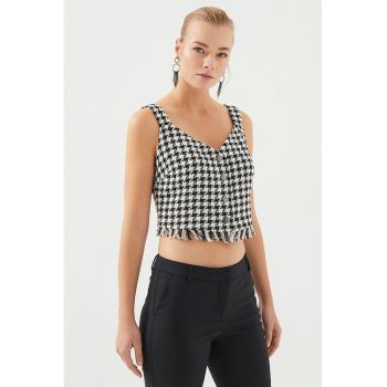 Top crop cu decolteu in V si terminatie franjurata