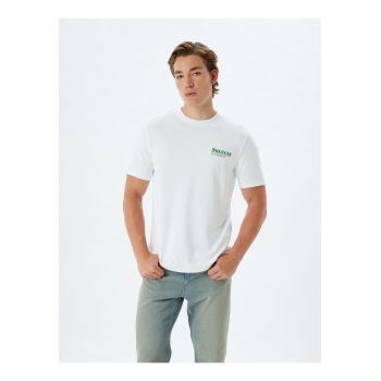 Tricou cu decolteu la baza gatului si detaliu cu imprimeu text