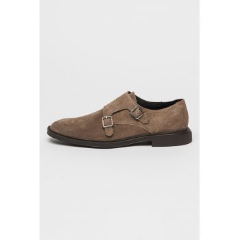 Pantofi de piele intoarsa cu aplicatie catarama